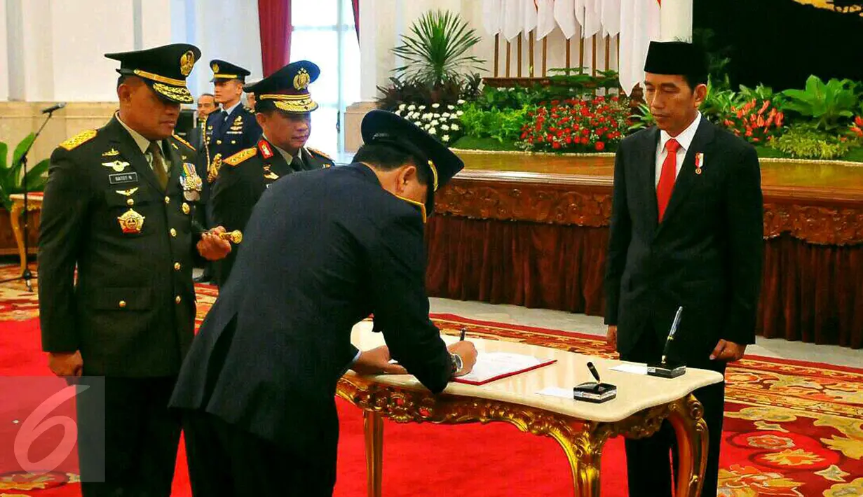 Marsekal Madya Hadi Tjahjanto disaksikan Presiden Joko Widodo, Panglima TNI, Gatot Nurmantyo dan Kapolri Jenderal Tito Karnavian menandatangani dokumen pelantikan sebagai Kasau yang baru di Istana Negara, Jakarta, Rabu (18/1). (Liputan6.com/Angga Yuniar)