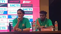 Paul Munster, pelatih Timnas Vanuatu (kiri), dan salah seorang pemainnya dalam sesi konferensi pers jelang uji coba kontra Timnas Indonesia di SUGBK, Jakarta (14/6/2019). (Bola.com/Zulfirdaus Harahap)