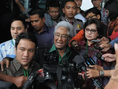 Pengacara Adnan Buyung Nasution memberikan keterangan usai bertemu kliennya, terpidana korupsi kasus hambalang Anas Urbaningrum di Gedung KPK, Jakarta, Jumat (6/3/2015). (Liputan6.com/Herman Zakharia)