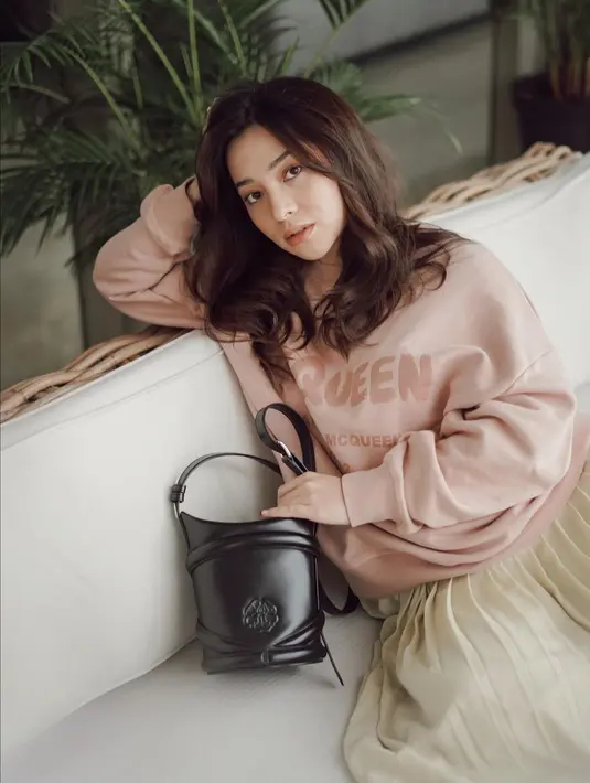 Dengan tas yang sama, Nikita Willy kenakan sweater pink dan rok pleated nude. [@nikitawillyofficial94]