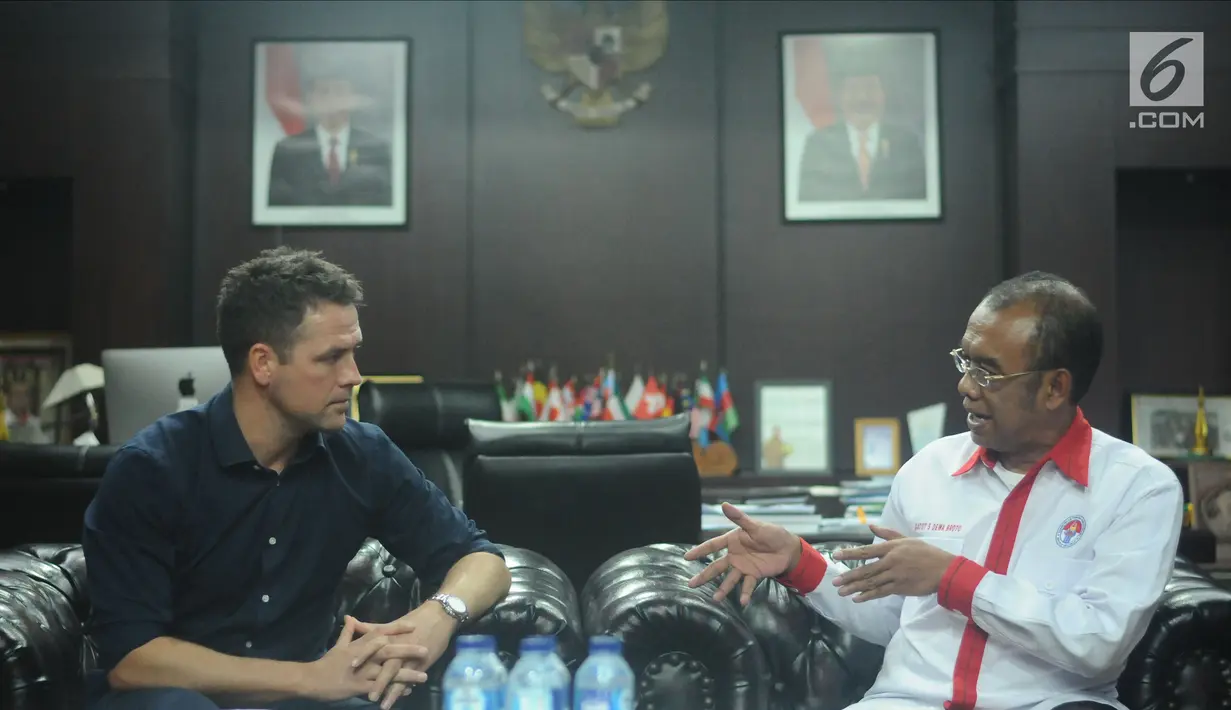 Mantan pemain Timnas Inggris, Michael Owen (kiri) berbincang dengan Sesmenpora, Gatot S Dewa Broto di kantor Kemenpora, Jakarta, Senin (5/2). Owen berencana mendirikan Michael Owen Footbal Centre di Indonesia. (Liputan6.com/Helmi Fithriansyah)
