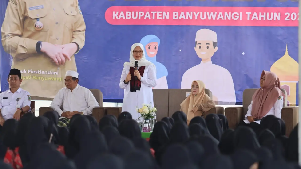 Bupati Banyuwangi Ipuk Fiestiandani memberikan pengarahan terhadap ratusan santri PP Amanatullah Banyuwangi terkait bahaya bullying (Istimewa)