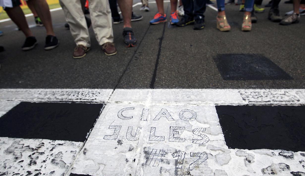 Tulisan untuk mengenang Jules Bianchi, pebalap tim Marussia F1 yang meninggal dunia terlihat di Sirkuit Hungaroring, Hungaria. (26/7/2015). (REUTERS/Bernadett Szabo)