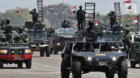 Prajurit TNI menaiki sejumlah kendaraan tempur saat parade alutsista pada perayaan HUT ke-74 TNI di Lanud Halim Perdanakusuma, Jakarta Timur, Sabtu (5/10/2019). TNI memamerkan berbagai jenis alutsista pada perayaan HUT ke-74. (Liputan6.com/JohanTallo)