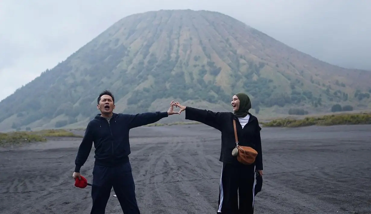 Rumah tangga Hanung Bramantyo dan Zaskia Adya Mecca selalu terlihat harmonis. Siapa sangka kalau mereka sempat tidak mendapat restu untuk menikah. Hanung harus berjuang meluluhkan hati ibunda Zaskia. (Instagram/zaskiaadyamecca)