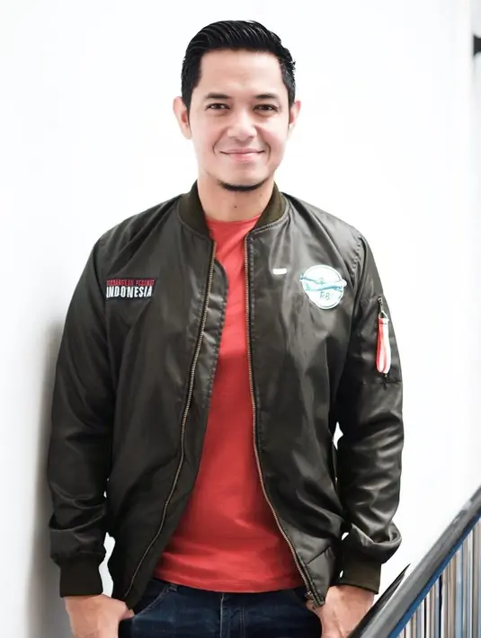 Dude Harlino juga melewati proses panjang sebelum bersinar seperti sekarang. Berawal dari mengikuti sanggar Ananda pimpinan Aditya Gumay, Dude juga pernah menjadi pemain figuran dan mendapat bayaran Rp. 15.000. (Instagram/Dudeharlino)