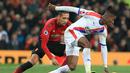 Gelandang Crystal Palace, Wilfed Zaha saat mencoba melewat Chris Smalling pada laga lanjutan Premier League yang berlangsung di stadion Old Trafford, Manchester, Minggu (25/11). Crystal Palace bermain imbang 0-0. (AFP/Lindsay Parnaby)