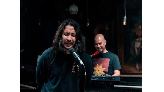 7 Potret Terbaru Ello yang Resmi Jadi Vokalis Dewa 19, Bak Mimpi