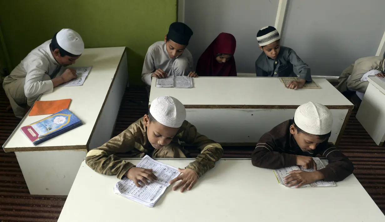 Siswa muslim membaca Alquran selama bulan suci Ramadhan di Madinatul Uloom Tahfeez ul Quran, Hyderabad, India, Kamis (7/4/2022). (NOAHSELAM/AFP)