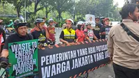 Koalisi Ibu Kota Gelar Aksi Damai di Balai Kota DKI Jakarta, Rabu (16/8/2023). (Merdeka.com/Lydia Fransisca)