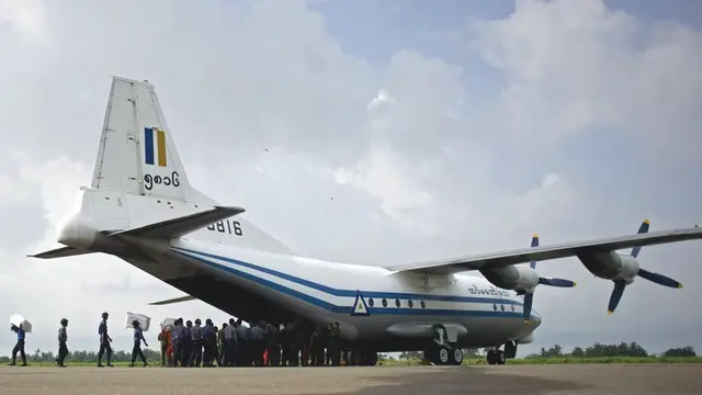 Pesawat militer Burma, Myanmar Air Force Y-8 aircraft, yang hilang di Laut Andaman. (AFP)