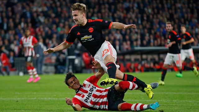 Hector Moreno bek PSV Eindhoven melakukan tekel ceroboh pada Luke Shaw bek Manchester United yang menyebabkan patah kaki pada laga Liga Champions, Selasa (15/9/2015).