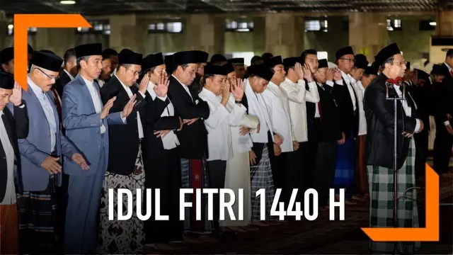Presiden RI Joko Widodo menunaikan Salat Id di Masjid Istiqlal, Jakarta. Ia ditemani ibu negara Iriana dan anak bungsunya Kaesang Pangarep.
