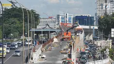 Suasana penyelesaian pembangunan proyek flyover Pancoran di Jakarta, Selasa (9/1). Proyek untuk mengurai kemacetan di Ibukota tersebut ditargetkan mulai beroperasi pada pertengahan bulan Januari 2017. (Liputan6.com/Immanuel Antonius)