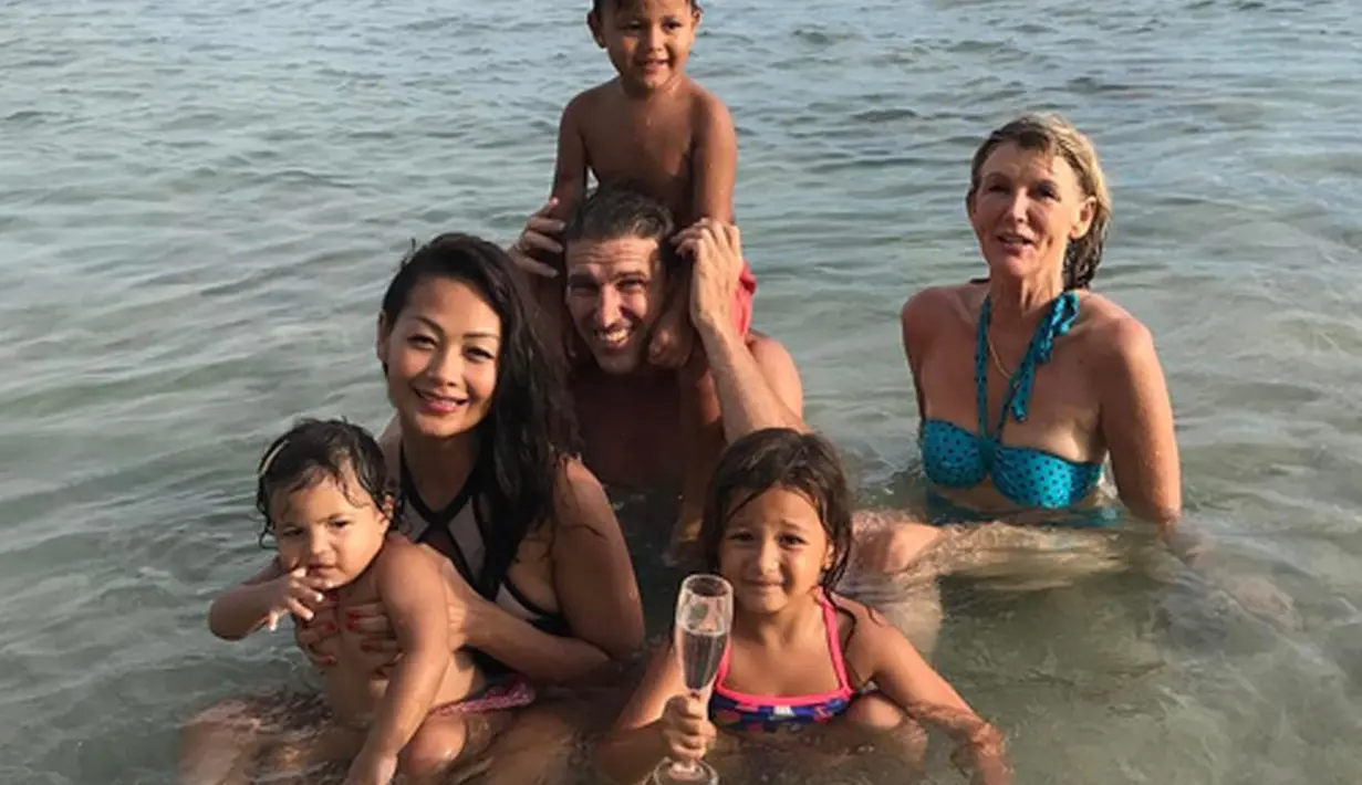 Indah yang mengaku sebagai wanita blasteran Manado dan Jawa ini pun mengajarkan buah hatinya kedua bahasa daerah tersebut saat berada di rumah. (Instagram/indahkalalo)