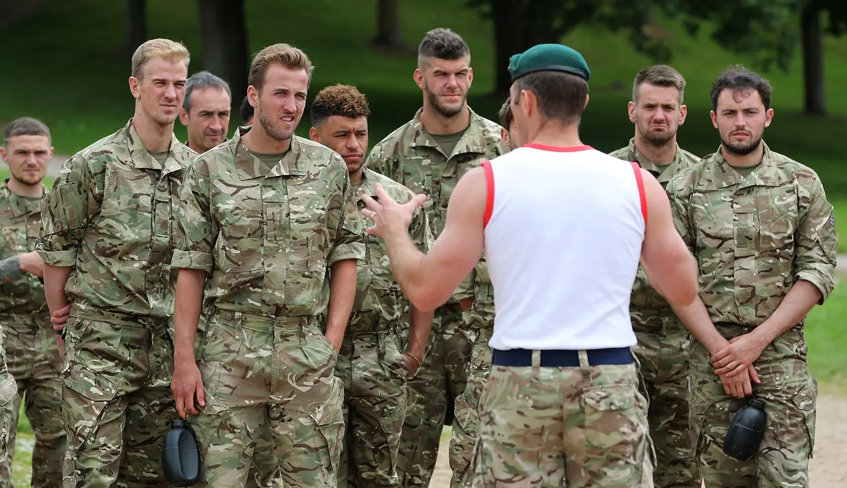 Sejumlah pemain Timnas Inggris saat mengikuti latihan di Markas Militer Kerajaan Inggris di Devon, (03/06/2017). Timnas Inggris menggelar latihan rahasia yang melibatkan pihak militer kerajaan. (EPA//Barry Wheeler)