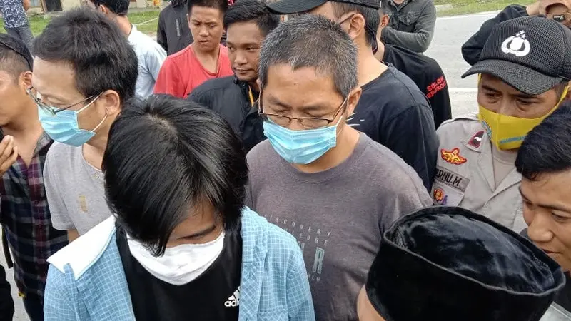 TKA China yang diamankan saat demonstrasi mahasiswa di Kota Kendari.(Liputan6.com/Ahmad Akbar Fua)