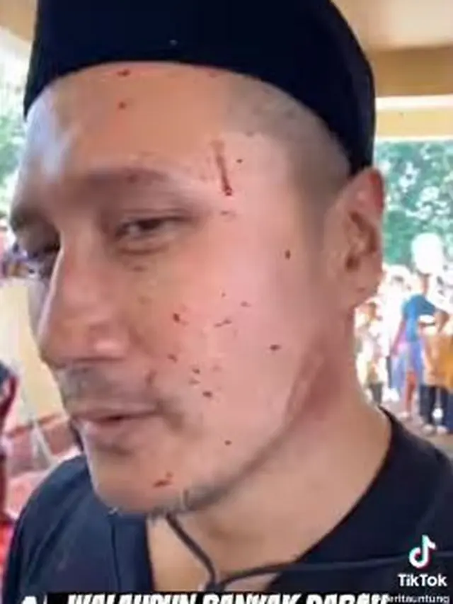 Arie Untung potong sendiri hewan qurban (Instagram/ariekuntung)