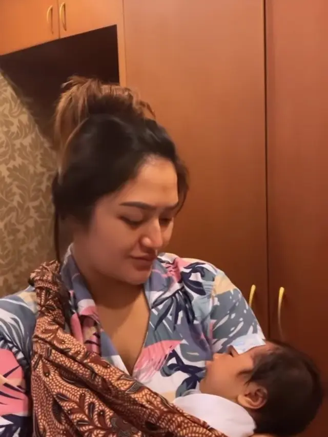 Siti Badriah dan Krisjiana begadang karena bayinya demam. (Foto: Instagram Stories/krisjianabah)