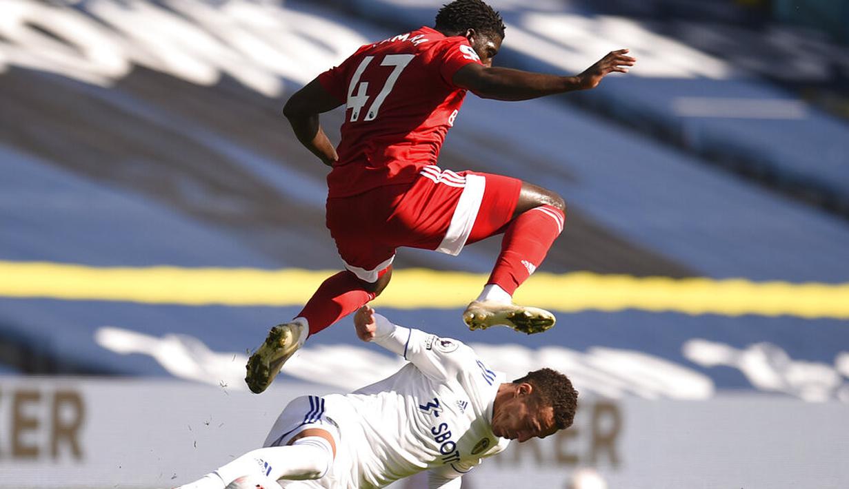 Pemain Leeds United, Kalvin Phillips, berebut bola dengan pemain Fulham, Aboubakar Kamara, pada laga Premier League di Stadion Elland Road, Sabtu (19/9/2020). Leeds United menang dengan skor 4-3. (Oli Scarff/Pool via AP)