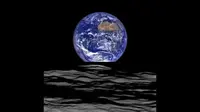 Bumi terlihat seolah 'terbit' di permukaan bulan. (foto: NASA)