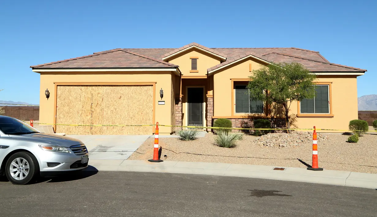Rumah milik pelaku penembakan Las Vegas, Stephen Paddock (64), di Mesquite, Nevada, Senin (2/10). Paddock melepaskan tembakan dari Mandalay Bay Hotel and Casino pada Ahad (1/9) malam dan menewaskan sedikitnya 59 orang. (Gabe Ginsberg/GETTY IMAGES/AFP)