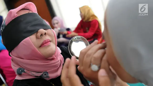Keseruan Lomba Merias Wajah dengan Mata Tertutup di Tangsel