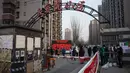 Orang-orang mengantre untuk mendapatkan suplai harian di Distrik Daxing di Beijing, China, pada 20 Januari 2021. Distrik Daxing pada Rabu (20/1) mengeluarkan pemberitahuan yang melarang semua warga di distrik itu meninggalkan ibu kota di tengah munculnya kasus baru COVID-19. (Xinhua/Peng Ziyang)