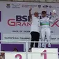 Aldio Oekon saat berada di podium juara ETCC 2000 seri 7 di sirkuit jalan raya BSD City (istimewa)