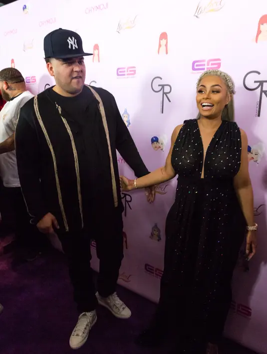 Pada hari itu terlihat keluarga dekat Rob dan Chyna, terkecuali Kim Kardashian, adik dari Rob kardashian. Sedang mengunjungi Paris Fashion Week pada hari itu, Kim tetap meramaikan lewat unggahan snapchatnya. (AFP/Bintang.com)