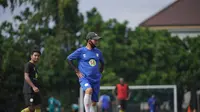Djajang Nurdjaman memimpin skuat Barito Putera berlatih di lapangan Universitas Negeri Yogyakarta (UNY). (Dok Barito Putera)