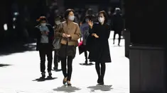 Wanita dengan masker wajah berjalan di Tokyo, Jepang, Jumat (16/10/2020). Ibu Kota Jepang itu mengonfirmasi lebih dari 180 kasus virus corona COVID-19 baru pada hari Jumat. (AP Photo/Hiro Komae)