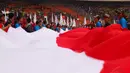 Bendera raksasa yang dibentangkan oleh puluhan buruh ini menandakan jika buruh merupakan salah satu pioner dalam roda pembangunan Indonesia (Liputan6.com/Miftahul Hayat)