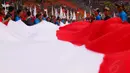 Bendera raksasa yang dibentangkan oleh puluhan buruh ini menandakan jika buruh merupakan salah satu pioner dalam roda pembangunan Indonesia (Liputan6.com/Miftahul Hayat)