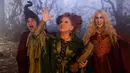 <p>Gambar yang dirilis oleh Disney ini menunjukkan Kathy Najimy (kiri) sebagai Mary Sanderson, Bette Midler (tengah) sebagai Winifred Sanderson, dan Sarah Jessica Parker (kanan) sebagai Sarah Sanderson dalam film Hocus Pocus 2. Alih-alih bertobat, penyihir Sanderson bersaudara yang telah terkurung selama 370 tahun dengan pengawasan ekstra ketat justru malah berbuat ulah kembali. (Matt Kennedy/Disney via AP)</p>