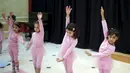 Anak-anak Palestina ini serius berlatih balet yang diselenggarakan oleh Al-Qattan Center for Children, di kota Gaza, Palestina, (25/11/2015). (Reuters/Suhaib Salem).