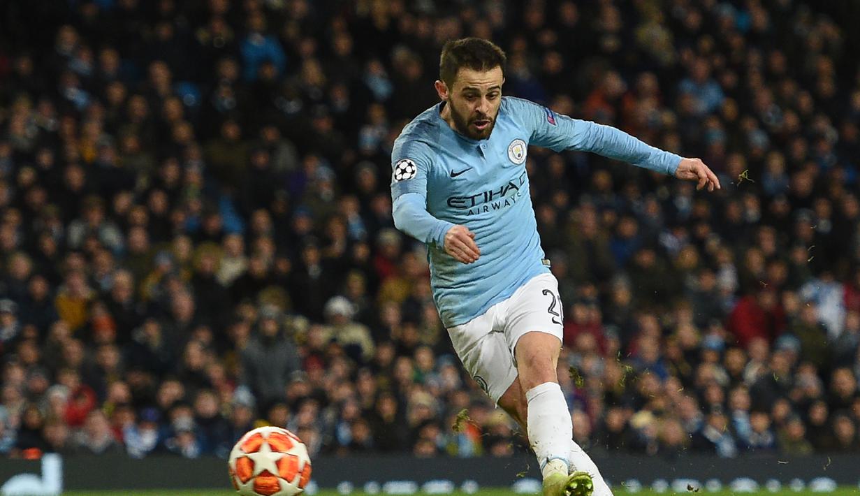Gelandang Man City, Bernardo Silva pada leg kedua, babak 16 besar Liga Champions yang berlangsung di Stadion Etihad, Manchester, Rabu (13/3). Man City menang 7-0 atas Schalke. (AFP/Oli Scarff)