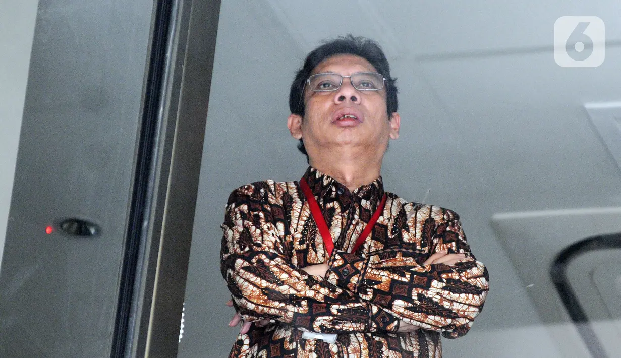 Dirjen Perdagangan Luar Negeri Kemendag Indrasari Wisnu Wardhana menunggu pemeriksaan di Gedung KPK, Jakarta, Kamis (31/10/2019). Indrasari diperiksa sebagai saksi untuk tersangka mantan Dirut Risyanto Suanda terkait dugaan suap kuota impor ikan tahun 2019 di Perum Perindo. (merdeka.com/Dwi Narwoko)