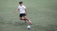 Pemain Timnas Indonesia U-20, Brandon Scheunemann saat melakukan pemusatan latihan untuk Piala Asia U-20 2023 di Lapangan C, Kompleks Stadion Utama Gelora Bung Karno (SUGBK), Jakarta, Rabu (08/02/2023). (Bola.com/Bagaskara Lazuardi)