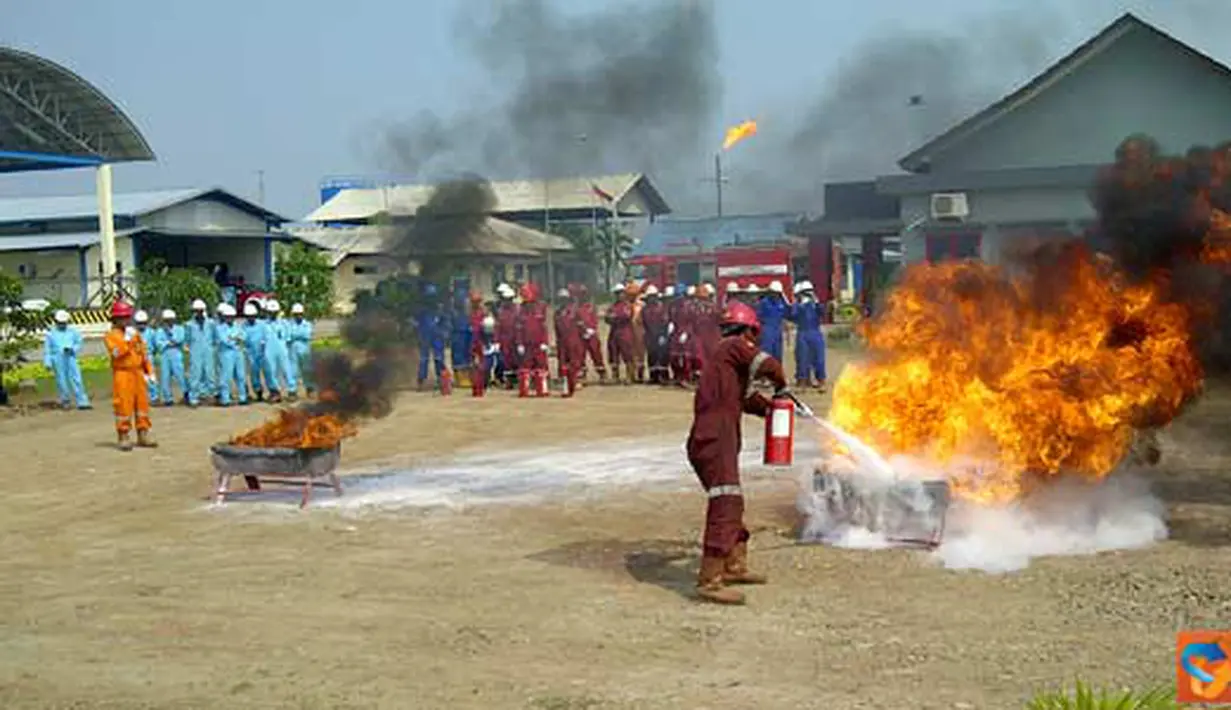 Citizen6, Tambun: Pekerja PT Pertamina EP Region Jawa Field Tambun, selalu mengadakan antisipasi bahaya kerja dengan melakukan latihan pemadaman kebakaran di Stasiun Pengumpul (SP) Tambun. (Pengirim: Daud Yuliawan)