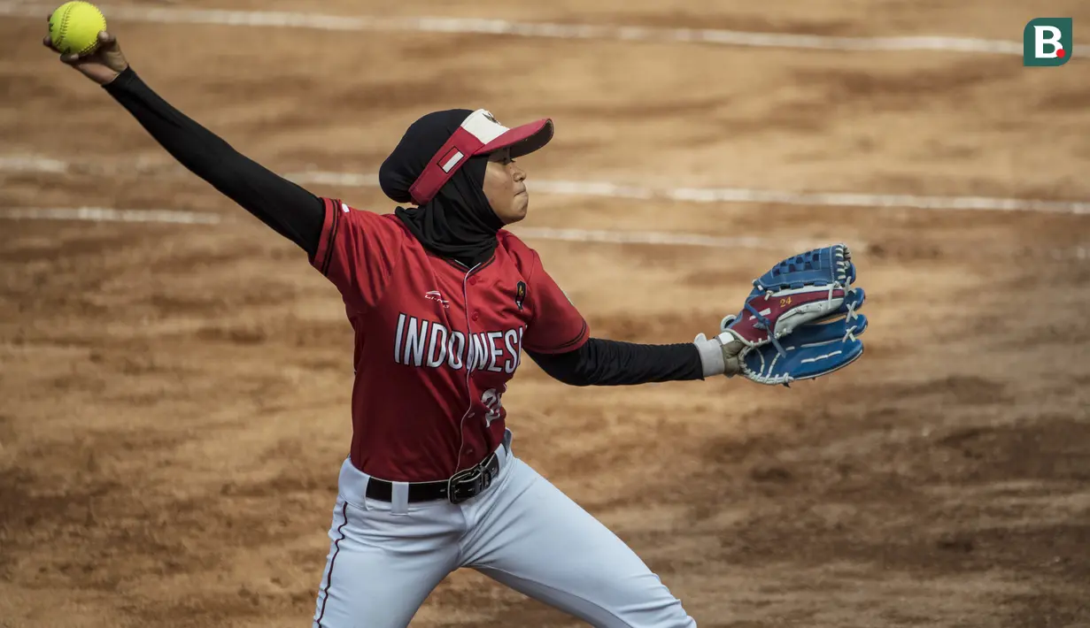 Atlet softball Indonesia, Wa Ode Saputriani, berusaha melempar bola saat melawan Korea Selatan pada laga Asian Games di Lapangan Softball Senayan, Jakarta, Selasa (21/8/2018). Indonesia kalah 2-4 dari Korsel. (Bola.com/Vitalis Yogi Trisna)