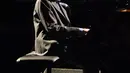 Tampil apik dalam balutan jas abu-abu dipadu dengan kemeja biru, Joey Alexander tampil di hadapan penyanyi dan musisi dunia di ajang yang digelar di Staples Center Los Angeles, Amerika Serikat pada Senin, 15 Februari waktu setempat itu. (AFP/Bintang.com)