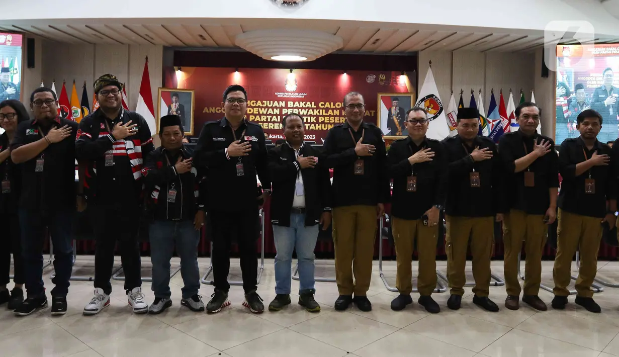 Tim verifikator berfoto bersama dengan Sekjen Partai Kebangkitan Nusantara (PKN), Sri Mulyono seusia menyerahkan dokumen daftar bakal calon legislatif di Gedung KPU, Jakarta, Minggu (14/5/2023). (Liputan6.com/Herman Zakharia)
