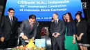 CEO Citi Indonesia Batara Sianturi memotong tumpeng sebagai tanda dimulainya perdagangan saham di Bursa Efek Indonesia, Senin (2/7). Kegiatan ini merupakan rangkaian perayaan 50 tahun dedikasi Citi untuk Indonesia. (Liputan6.com/HO/Budi)