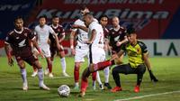 Persipura bukannya tanpa perlawanan. Mereka kemudian mengambil alih permainan dengan melepas banyak tendangan bertubi-tubi ke gawang PSM yang dijaga Hilmansyah. (Bola.com/Bagaskara Lazuardi)