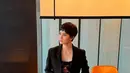 Tampil lady boss dengan blazer hitam dipadukan crop top warna dasar hitam dengan motif bunga merah senada dengan midi skirt. Baju yang dibuat oleh Sebastian Red ini dipadukan stiletto heels dan clutch hitam. [@renata711]