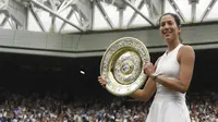 Petenis Spanyol, Garbine Muguruza, berhasil meraih gelar juara Wimbledon usai menaklukkan Venus Williams di All England Lawn Tennis Club, Inggris, Sabtu (15/7/2017). Muguruza menang 7-5 dan 6-0 atas Williams. (AFP/Facundo Arrizabalaga)