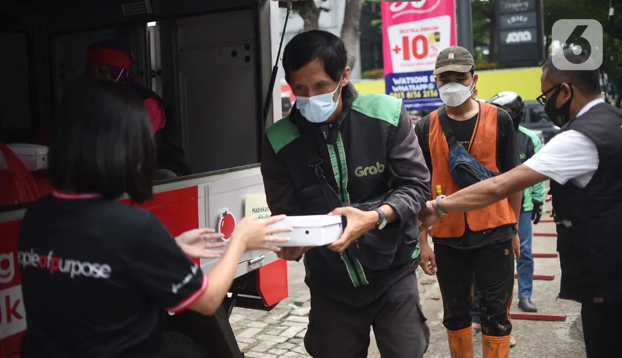 Penerima manfaat antre mendapatkan paket makanan dengan “Kulkas Berjalan” di Jakarta (18/2/2022). Kulkas Berjalan merupakan program lanjutan gerakan #MakanTanpaSisa yang sudah digalakkan oleh Bank DBS Indonesia sejak 2020 untuk memerangi kelaparan. (Liputan6.com/HO/DBS)