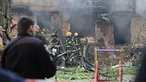 Petugas pemadam kebakaran memadamkan api di gedung perumahan lima lantai, lokasi serangan malam Rusia, di kota Rig Kryvyi, di tengah invasi Rusia ke Ukraina pada 13 Juni 2023.(Handout/The State Emergency Service Of Ukraine/AFP)