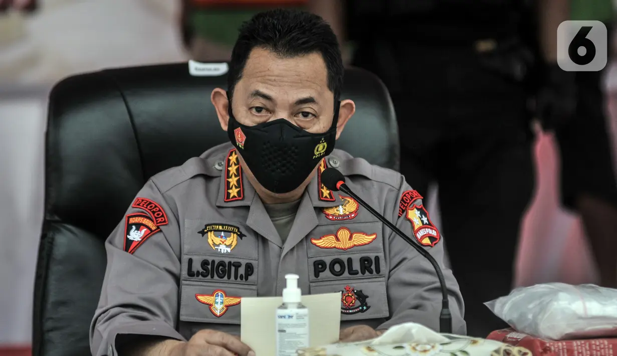 Kapolri Jenderal Listyo Sigit Prabowo menyampaikan keterangan saat rilis kasus narkoba jaringan Timur Tengah di Mapolda Metro Jaya, Jakarta, Senin (14/6/2021). Ratusan paket sabu dikemas dengan tiga jenis paket yang berbeda. (merdeka.com/Iqbal S. Nugroho)